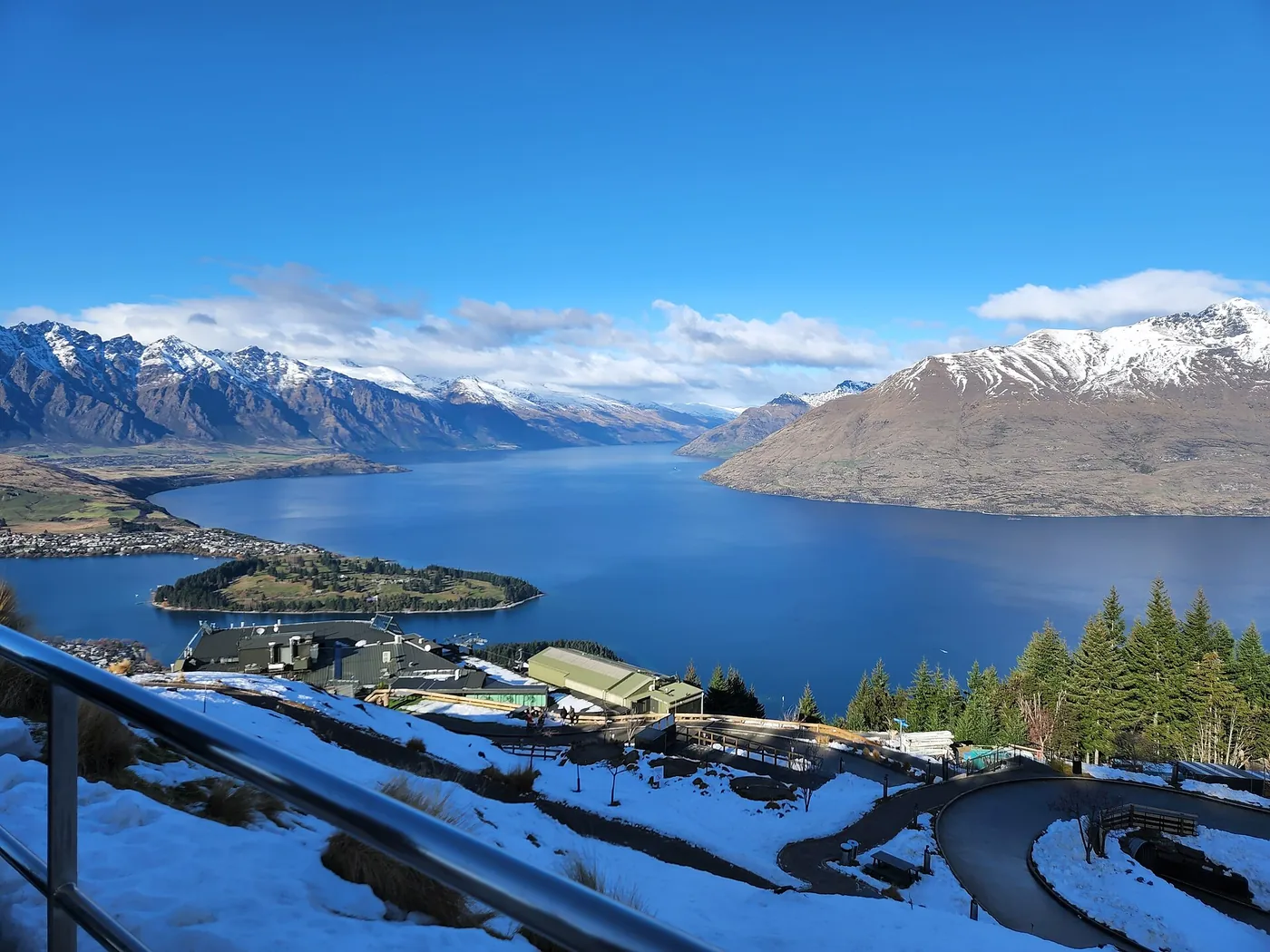Queenstown beside Lake Wakatipu and surrounding mountains
